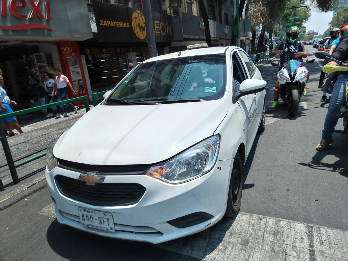 JorgPabloGarcia's tweet photo. @SOBSECDMX este funcionario prepotente, abusando de su autoridad, invadió carriles exclusivos para bicicletas y trolebús, sobre eje central, intentó atropellarme 2 veces además de bajarse a insultar. Esto no puede estar pasando. https://t.co/hcZXAdRTbz
