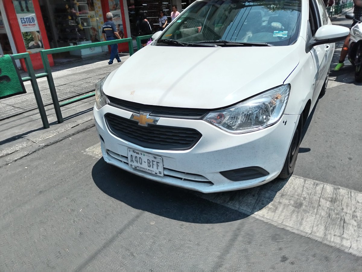 JorgPabloGarcia's tweet photo. @SOBSECDMX este funcionario prepotente, abusando de su autoridad, invadió carriles exclusivos para bicicletas y trolebús, sobre eje central, intentó atropellarme 2 veces además de bajarse a insultar. Esto no puede estar pasando. https://t.co/hcZXAdRTbz