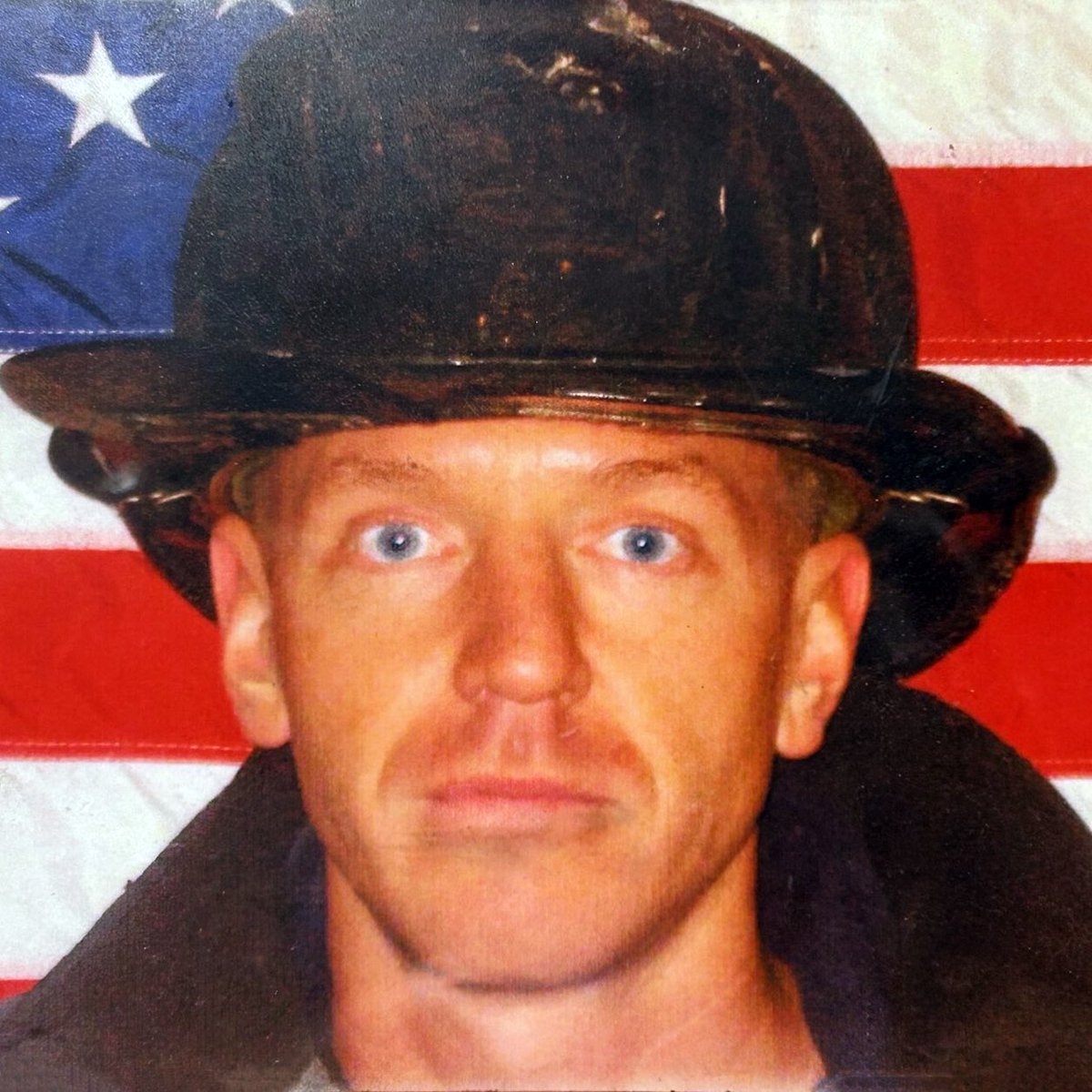 FDNYFC's tweet photo. April is #donatelife month. FF Billy Moon’s dedication to saving lives did not end after his fatal injury in a fall last Dec. Bc he and his wife had the “hard conversation” about donation, his organs went to save 5 lives, 2 retired NYC Firefighters. https://t.co/j5ElGb4zFg https://t.co/dj2luNcGwG