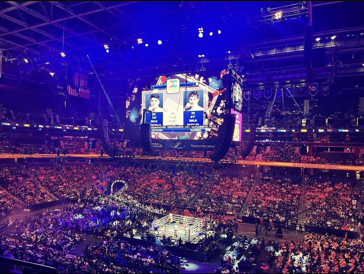 AnisaTheGreasy's tweet photo. This packed even with taylor swift playing for 60k people, at the same time, in the same city. https://t.co/7Q81zOTU5k