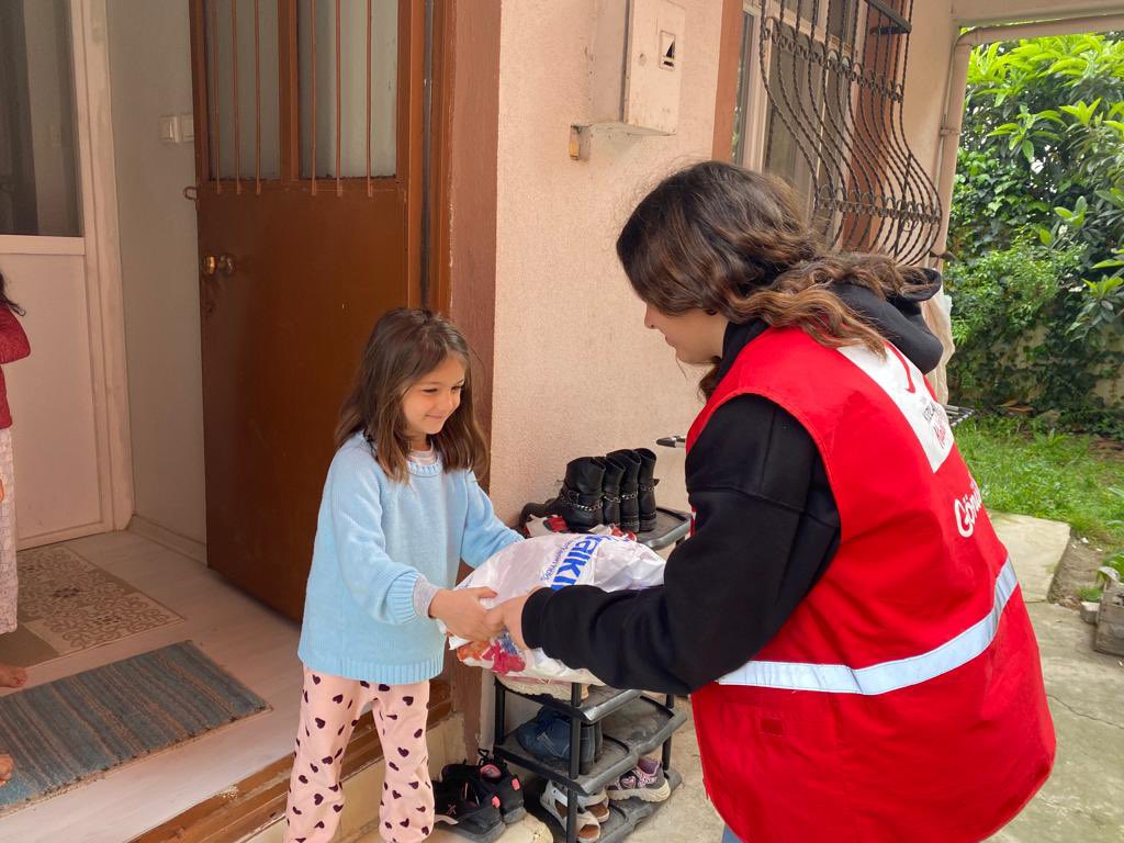 Kizilaydarica's tweet photo. Bayramlıklar #Kızılay'dan☺️🌙
Sen de #BAYRAMLIK yaz 2868'e gönder, 20₺ bağışla çocuklarımızın neşeyle bir bayram geçirmeleri için destek ol👕👚🧒👧
#SensizOlmaz https://t.co/D56UFBgL99