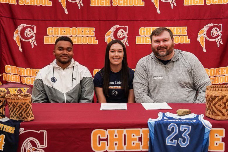 JUTNWBB's tweet photo. Got ink to the paper and made now #23Signee @VivRoss14 from Cherokee,NC official today!! Officially welcome to the #LadyRoyals family!! #ItsARoyalStateOfMind #FamilyOn3 https://t.co/lApmtfwHLb