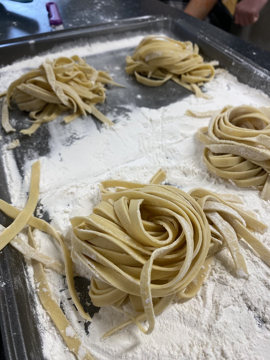 EmWilliams5's tweet photo. Si vous êtes un amoureux des pâtes, ce post est pour vous! 🍝 Pâtes fraîches préparées par les élèves du cours #HFN1O 😍 @acnotredame #gnocchis #linguines https://t.co/k7iu52qlmA