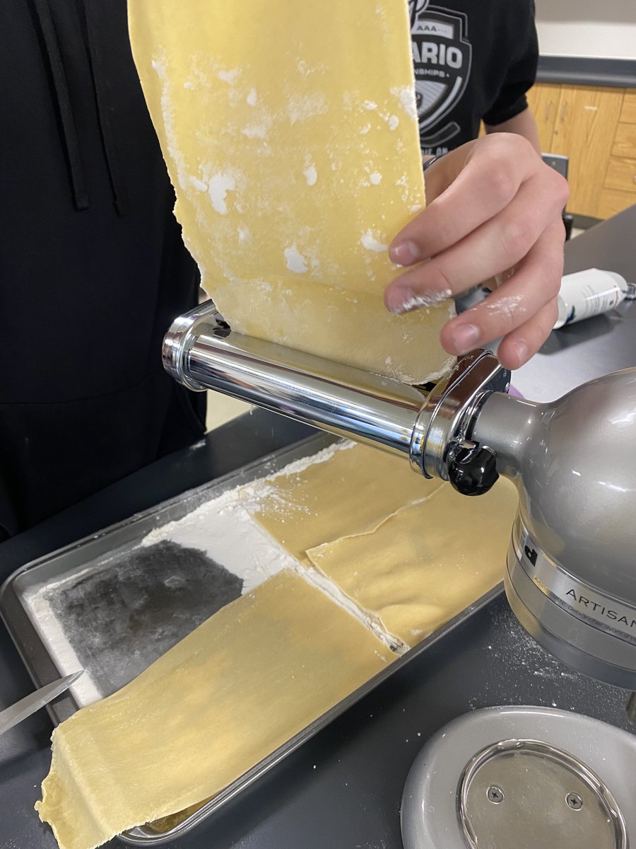 EmWilliams5's tweet photo. Si vous êtes un amoureux des pâtes, ce post est pour vous! 🍝 Pâtes fraîches préparées par les élèves du cours #HFN1O 😍 @acnotredame #gnocchis #linguines https://t.co/k7iu52qlmA