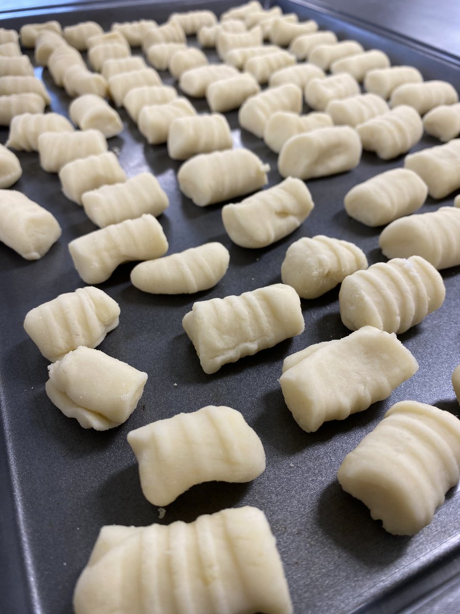 EmWilliams5's tweet photo. Si vous êtes un amoureux des pâtes, ce post est pour vous! 🍝 Pâtes fraîches préparées par les élèves du cours #HFN1O 😍 @acnotredame #gnocchis #linguines https://t.co/k7iu52qlmA