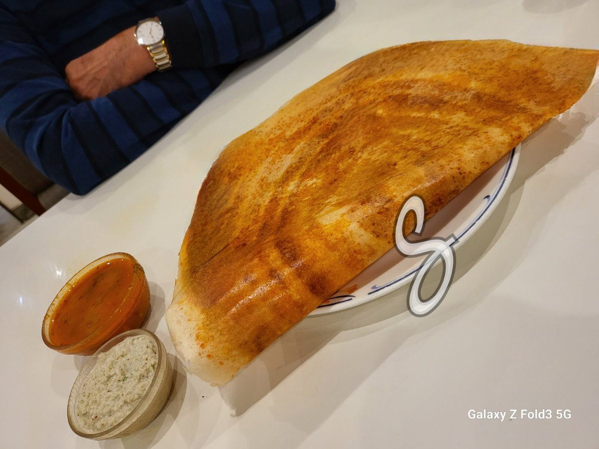 "मेरी दी हुई घड़ी अब तक पहनते हो, अच्छा बताओ वक्त क्या हुआ है?"
वो बोले..,
"तुम्हारा दुपट्टा जब से उलझ गया था मेरी घड़ी से,
वक्त तब से जो रुका है तो अब तक रुका ही पड़ा है..!!"
#VaishaliHotel #Pune