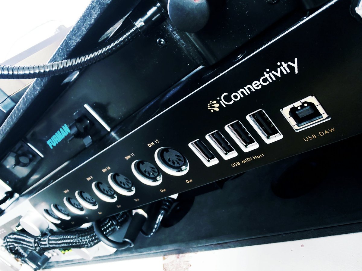 Blackvoltaudio's tweet image. mioXL™ la interface MIDI redefinida.

Con mioXL™ nunca había sido tan fácil conectar grandes cantidades de equipos MIDI para comunicarse entre sí. 

@iConnectMIDI es distribuido en México por: 🅑︎🅛︎🅐︎🅒︎🅚︎🅥︎🅞︎🅛︎🅣︎

#iConnectivityInterfaces #midiinterface