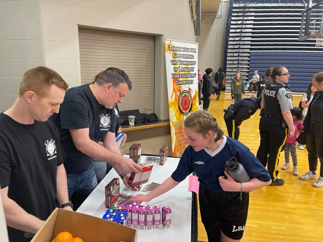 TLFCS's tweet image. Get ready for a day of fun, sports, and snacks! The Vancouver Bandits teamed up with Langley School District #35, @tlfcs, @langleyschooldistrictfnd, @encompasssupportservices, and @twuspartans for an amazing Play Day tournament. Special thanks to BERRY!