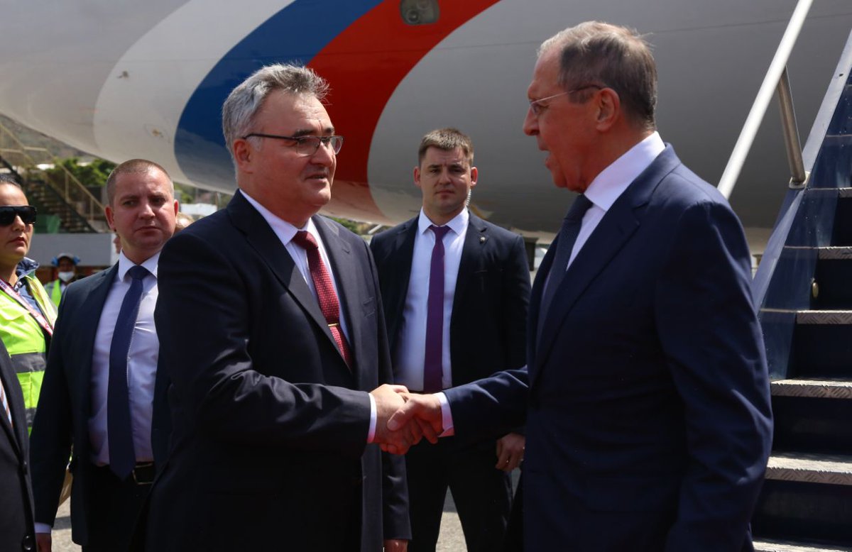 Cancilleria_ve's tweet photo. 📷 #EnFotos | Viceministro para Europa, Franklin Ramírez @frankmirez, da la bienvenida a Venezuela 🇻🇪 al Canciller de Rusia 🇷🇺 Serguéi Lavrov, junto a los embajadores Jesús Salazar y Serguéi Mélik-Bagdasárov.

#RevoluciónÉtica https://t.co/8bdpeazdlm