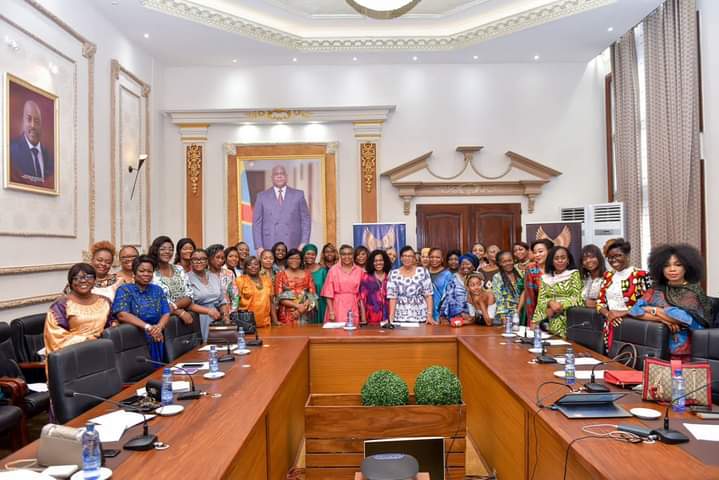 lchouna's tweet photo. #G100 Country Chair RDC, #EquityEquality, j'ai participé à la 2eme réunion rassemblant les
femmes puissantes du pays, sous le leadership de @SpecialeYelu. Durant cette réunion de Haut niveau, mon intervention a porté sur différentes questions dont le "Traité Mondial". https://t.co/rFlTOBxCmF
