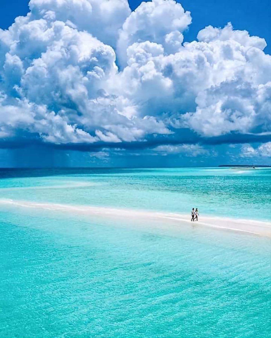 ☁️
𝟚𝟛₀₄𝟏𝟖

 ☁️💙💙🌊🌊
Do not let anything or anyone erase your smile. Flow, live and enjoy that life is two days and you are the one who chooses how to live it.
*Noah Johnson