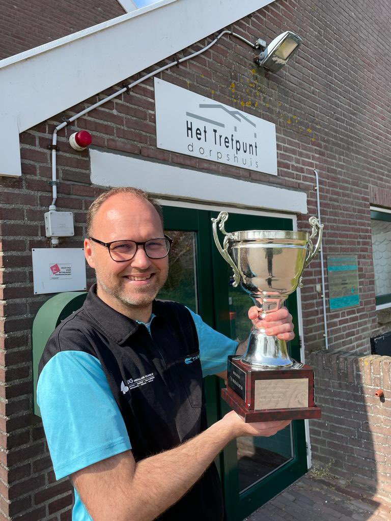 FlyingBearsDart's tweet photo. Onze voorzitter heeft de wisselbeker waar het zondag allemaal om draait alvast naar Dorpshuis Het Trefpunt gebracht. Wie gaat er met deze felbegeerde trofee naar huis? Dat gaan we mee maken op 23 april tijdens de Mereker Open 2023 https://t.co/mAzxp5UiJh