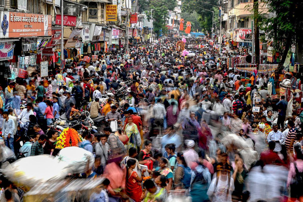 🇮🇳 Inde : le défi de la première population mondiale 

Avec plus de 1,4 milliard d’habitants, dont presque la moitié en dessous des 25 ans, l'Inde verra sa population croître jusqu’en 2060, dans un contexte de fortes inégalités et de défis démographiques.

la-croix.com/Monde/Inde-def…