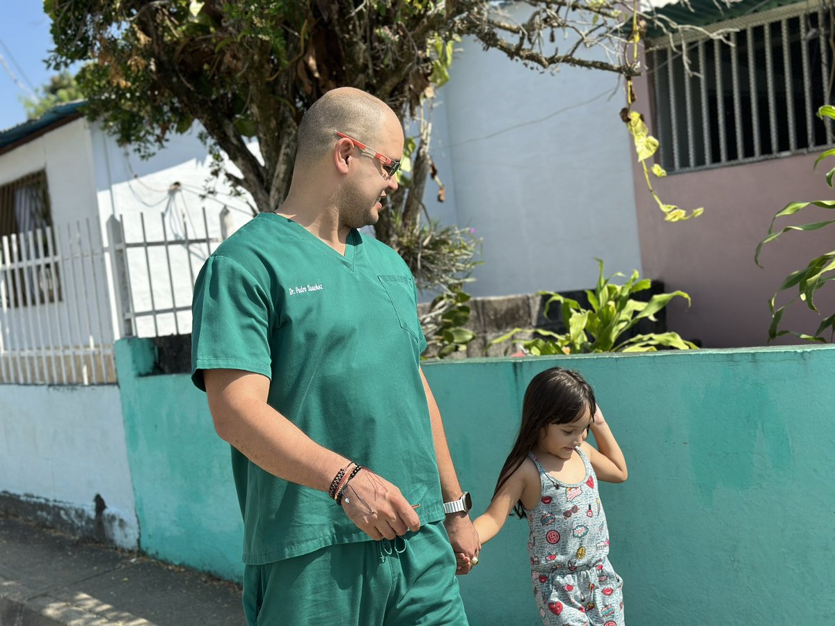 pedroluisanchez's tweet photo. Siempre en la calle con mi pueblo 
Con el más necesitado
Con el enfermo 
Con los niños 
Con las Embarazadas
Mientras Dios me dé Salud mi gente podrá contar conmigo 
Vamos Palante 💪 https://t.co/QXCzrNokpe