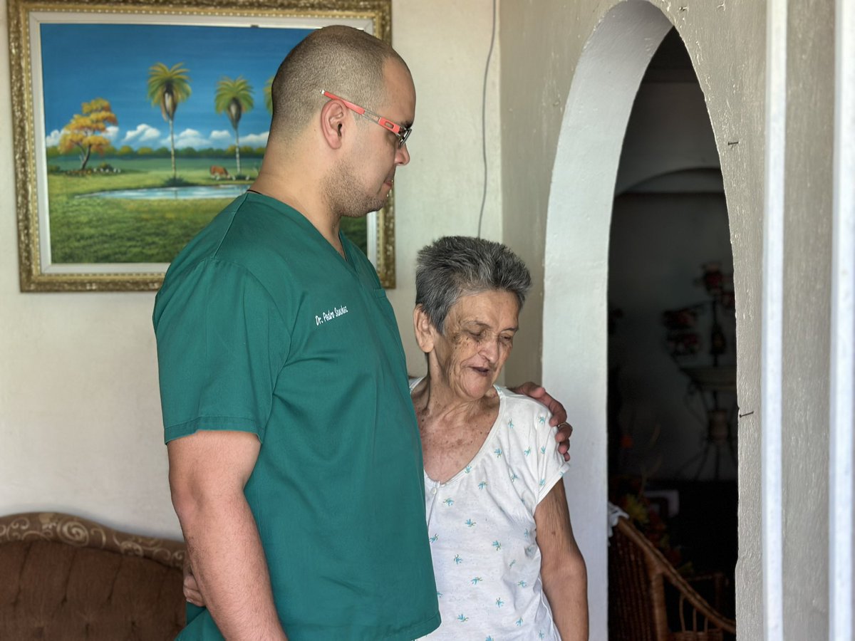 pedroluisanchez's tweet photo. Siempre en la calle con mi pueblo 
Con el más necesitado
Con el enfermo 
Con los niños 
Con las Embarazadas
Mientras Dios me dé Salud mi gente podrá contar conmigo 
Vamos Palante 💪 https://t.co/QXCzrNokpe