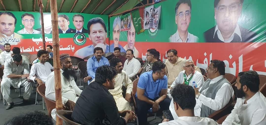 Aliofficial____'s tweet photo. دیگر سٹیک ہولڈرز اور ورکرز کے ہمراہ زمان پارک میں موجود https://t.co/2HFPCf0fbf