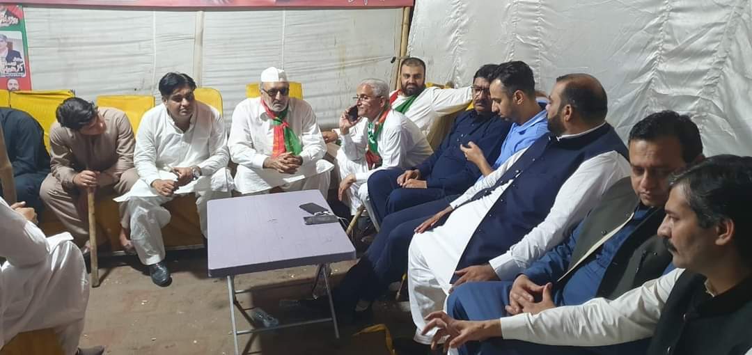 Aliofficial____'s tweet photo. دیگر سٹیک ہولڈرز اور ورکرز کے ہمراہ زمان پارک میں موجود https://t.co/2HFPCf0fbf