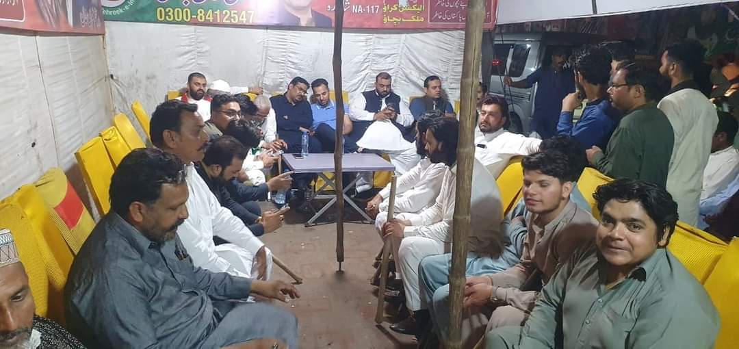 Aliofficial____'s tweet photo. دیگر سٹیک ہولڈرز اور ورکرز کے ہمراہ زمان پارک میں موجود https://t.co/2HFPCf0fbf
