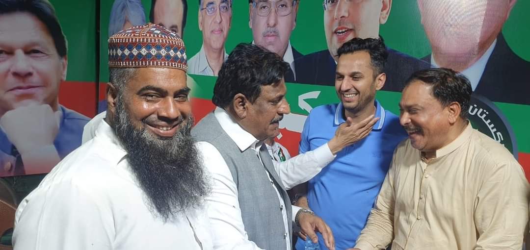 Aliofficial____'s tweet photo. دیگر سٹیک ہولڈرز اور ورکرز کے ہمراہ زمان پارک میں موجود https://t.co/2HFPCf0fbf