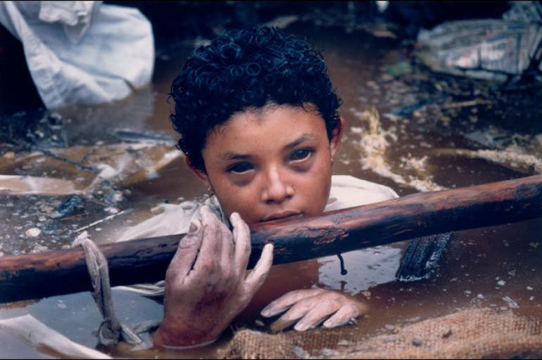 nacional_memes's tweet image. De este suceso, surge esta emblemática foto. Omayra Sánchez fue una niña de 13 años que se convirtió en uno de los símbolos más conocidos de la tragedia de Armero.
Después de la avalancha, Omayra quedó atrapada en los escombros de su casa, sumergida hasta la cintura en agua y…