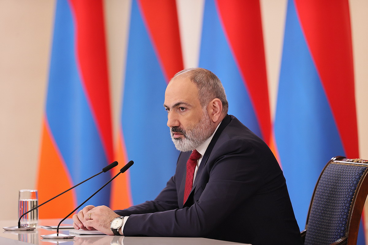 descifraguerra's tweet photo. 🇦🇲🇦🇿 El Primer Ministro armenio ha llamado a firmar un acuerdo de paz con Azerbaiyán. Ereván se compromete a reconocer la soberanía azerí en Nagorno Karabaj a cambio de que Bakú reconozca las fronteras armenias. El gobierno armenio espera evitar con esto una nueva guerra. https://t.co/2LXVi6IMF3