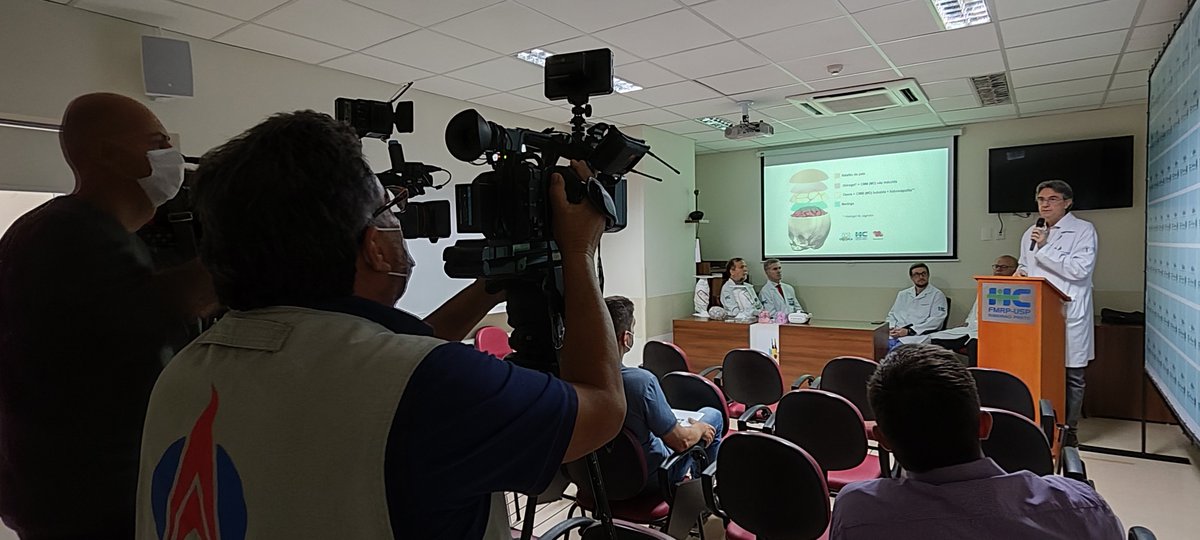 HCFMRPUSP's tweet photo. Hoje foi dia de coletiva no #HCRP. Na foto, o chefe da Cirurgia Plástica, Dr. Jayme Farina Junior explica o procedimento feito no último sábado e a inovação que será o uso das células-tronco na reconstrução craniana das siamesas, Allana e Mariah. https://t.co/gj4butLhCm