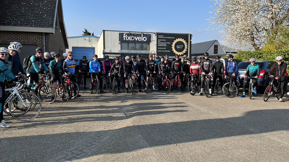 Fixovelo's tweet photo. Wow, wat een opkomst voor de eerste #fixovelosocialride 🤩 Bedankt aan iedereen die meereed en iedereen weer welkom op woensdag 24 mei. #fixovelosocialrides https://t.co/CKMyFAdBwe