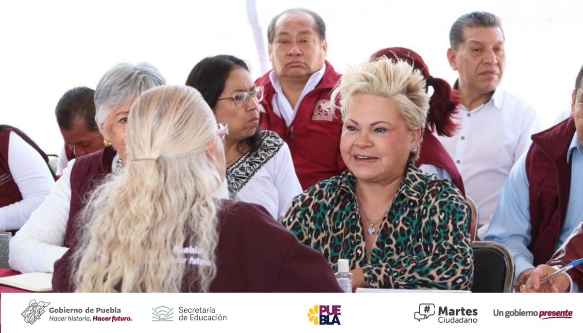 CordesPuebla's tweet photo. La secretaria de Educación, @MerloIsabel lo acompañó para atender las solicitudes de la comunidad educativa que acude al zócalo del municipio. 2/2 https://t.co/KDsPdGR0oW