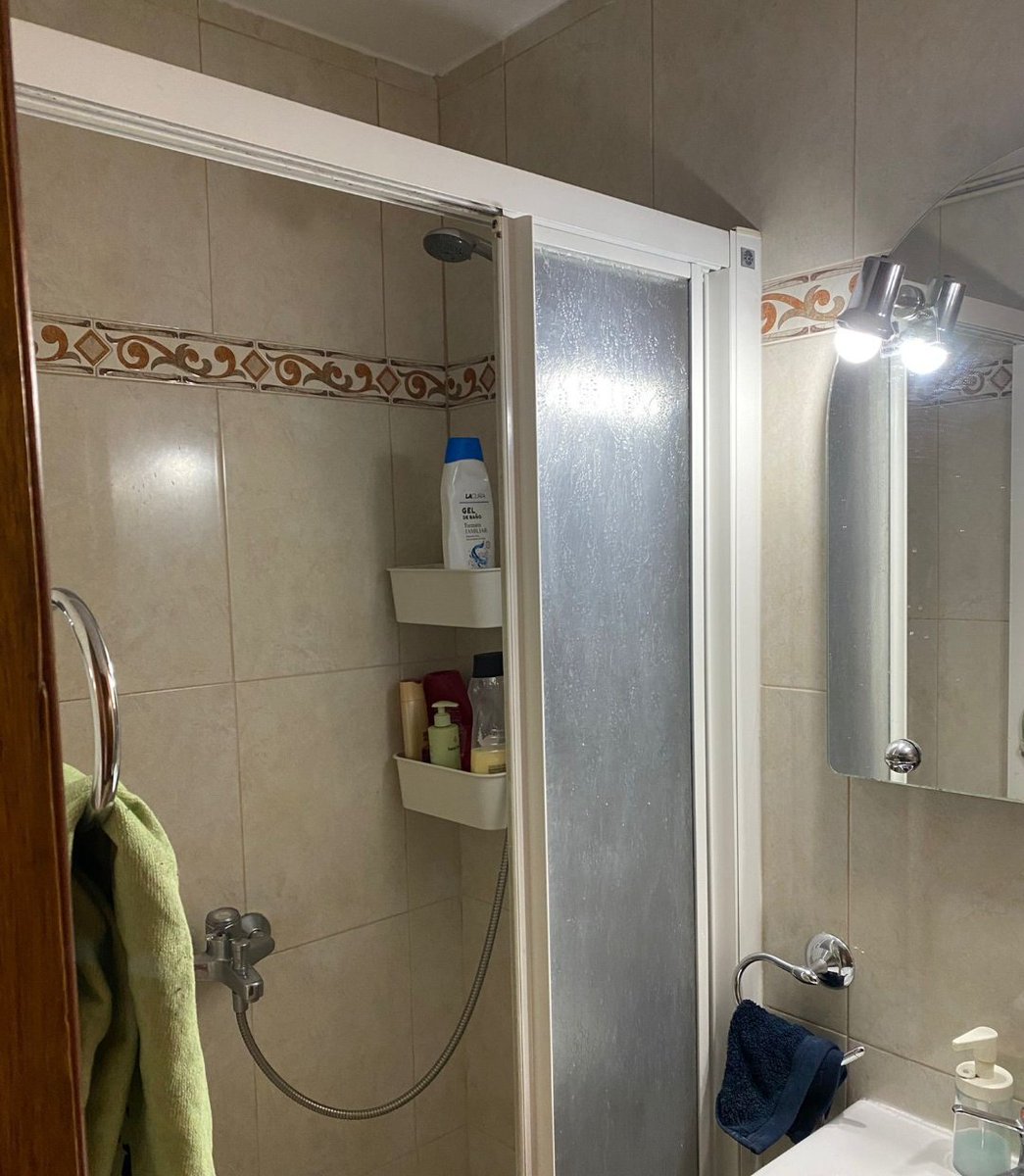 carodgon's tweet photo. hallooooo se queda una habitación libre en mi piso (de madrid) para el mes que viene! es un pisito para dos, súper cuco, súper luminoso y en una zona súper tranquila y bien comunicada con el centro!!!! al lado del carmen y de ventas una maravilla 🫶🏼🫶🏼🫶🏼🫶🏼🫶🏼 https://t.co/q79prFQKl4