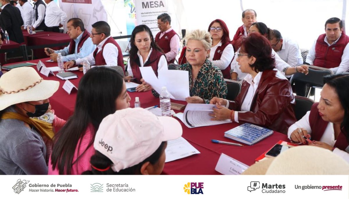 CordesPuebla's tweet photo. La secretaria de Educación, @MerloIsabel lo acompañó para atender las solicitudes de la comunidad educativa que acude al zócalo del municipio. 2/2 https://t.co/KDsPdGR0oW