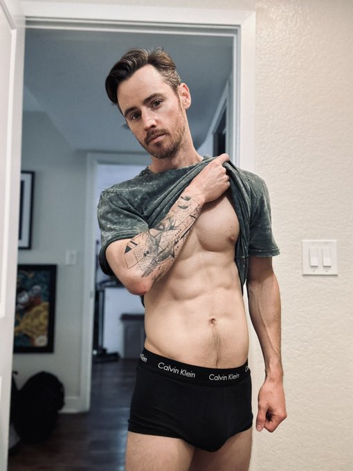 I just felt like showing you my favorite nipple today. 😄 https://t.co/GNZhW6fECW