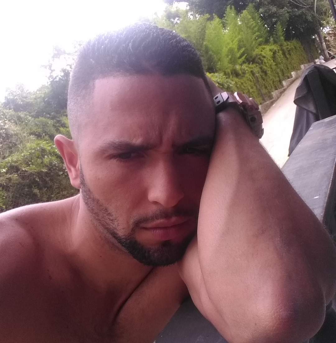 ExtasisSexual's tweet photo. Cuál es su tipo? Les gustan así Malandritos/Chacales o prefieren los que tienen cara de chamitos buenos que no rompen un plato? 🤔 

Les gusta lo que ven? Un chamo muy rico con un guebo de ensueño ❤️ https://t.co/kU7YeFZfen