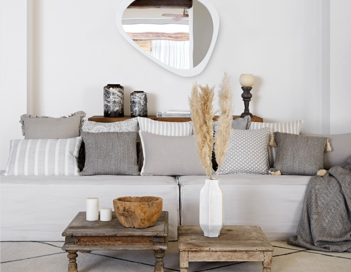 susanavelodeco's tweet image. Empieza el tiempo de linos y tejidos frescos. Sobre bloques tapizados, profusión de cojines, mezclas de motivos y texturas en tonos de gris. La madera aporta calidez, un ambiente para el relax.
.
.
.
#susanavelodecoracion #decoracion #sofasamedida #cortinas  #alhambra_fabrics