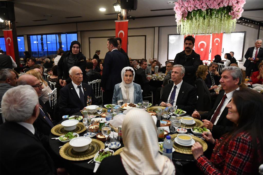 mansuryavas06's tweet photo. İYİ Parti Genel Başkanımız @meral_aksener ile birlikte Türk Emekli Astsubaylar Derneği ev sahipliğinde düzenlenen iftar programında vatandaşlarımız, şehit yakınları ve gazilerimiz ile bir araya geldik.

TEMAD Genel Başkanı Hamza Dürgen'e hediyesinden dolayı teşekkür ediyorum. https://t.co/LjihusJlqv