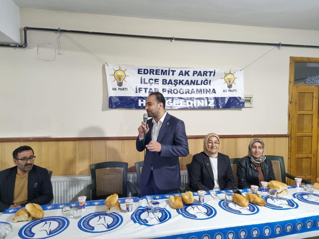SezerBayrmoglu's tweet photo. Yaklaşan bayram öncesi Şabaniye Mahallesi sakinlerimizle bir araya gelerek iftar yaptık. Ak Parti Van milletvekili adaylarımız Burhan Kayatürk ve Selma Biçek’in de katılımıyla gerçekleşen bu güzel buluşmada hep birlikte huzur ve kardeşlik içinde Ramazan'ın bereketini yaşadık. @Burhan_Kayaturk @BicekSelma @AkEdremit65 @AKKADINLAREDRE1 @Edremit_van65 
#Ramazan #ŞabaniyeMahallesi #AkPartiVan