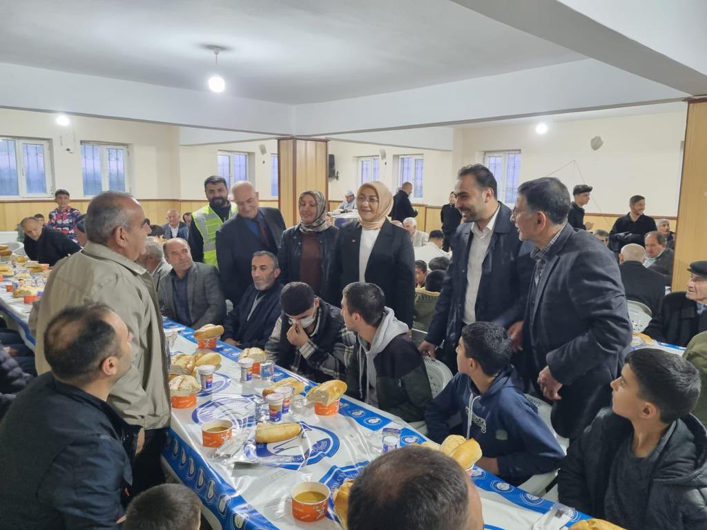 SezerBayrmoglu's tweet photo. Yaklaşan bayram öncesi Şabaniye Mahallesi sakinlerimizle bir araya gelerek iftar yaptık. Ak Parti Van milletvekili adaylarımız Burhan Kayatürk ve Selma Biçek’in de katılımıyla gerçekleşen bu güzel buluşmada hep birlikte huzur ve kardeşlik içinde Ramazan'ın bereketini yaşadık. @Burhan_Kayaturk @BicekSelma @AkEdremit65 @AKKADINLAREDRE1 @Edremit_van65 
#Ramazan #ŞabaniyeMahallesi #AkPartiVan