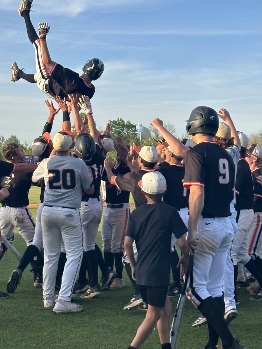 BaseballCushing's tweet photo. Tigers pull off the win beating Bristow 9-7 in game 1 of the district series. Tigers move to 20-0 on the season. Multiple team hits and bombs by Berlowitz and Ethridge helped seal the deal. @BrodyBerlowitz @Okladrillers @StetsonEthridge https://t.co/jsqJFO15ET