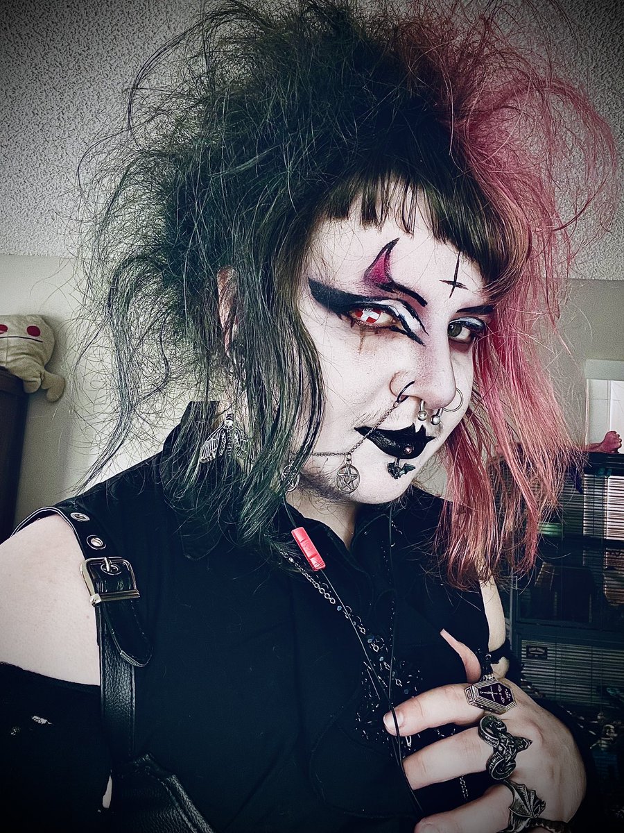 Rat_Casket's tweet photo. ๐โ๐ง๐ ๐ฃ๐๐ฅ๐ฆ๐ฃ๐๐๐ ๐๐ฃ๐ ๐ ๐ฅ๐๐ ๐๐ฃ๐ช๐ก๐ฅ (๐๐๐ ๐จ๐ ๐ฃ๐ ๐๐ฃ๐๐๐๐๐๐ ๐๐ ๐ ๐ ๐๐ฃ๐๐ ๐ฅ๐๐๐ ๐๐๐ ๐๐ ๐ฅ๐๐ง๐๐ฅ๐๐ ๐)
#Goth #Gothic #GothicGuy #TradGoth #TradGothGuy #GothicMakeup #Alt #Androgynous #GothTransGuy #GuyinMakeup #GothGoth #TwitterGoth https://t.co/c9ccnEK6Vq
