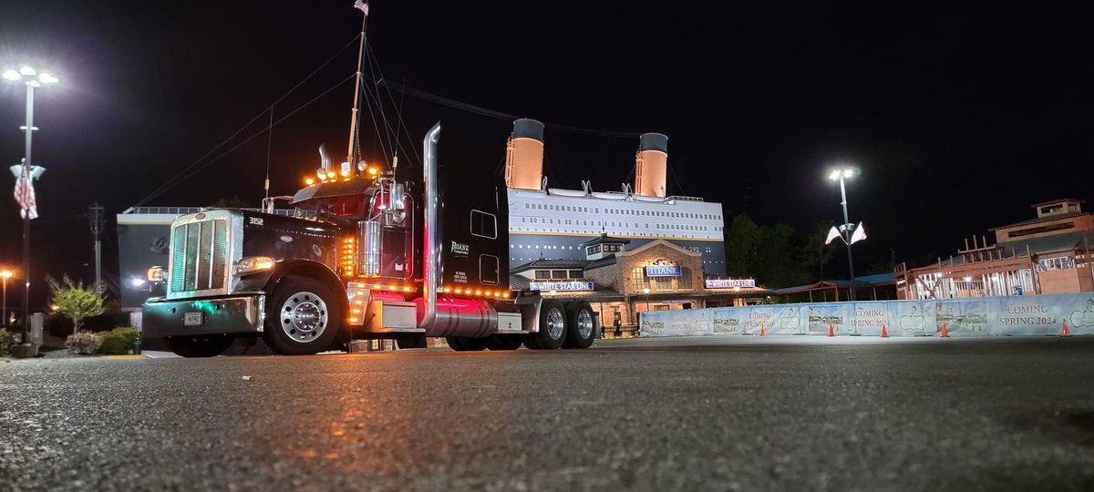 RoaneTransport's tweet photo. Roane Transportation x @titanic_museum!
#roane #titanic #gatlinburg #tennessee #trucking #peterbilt #flatbed https://t.co/tPX1nXr2vT