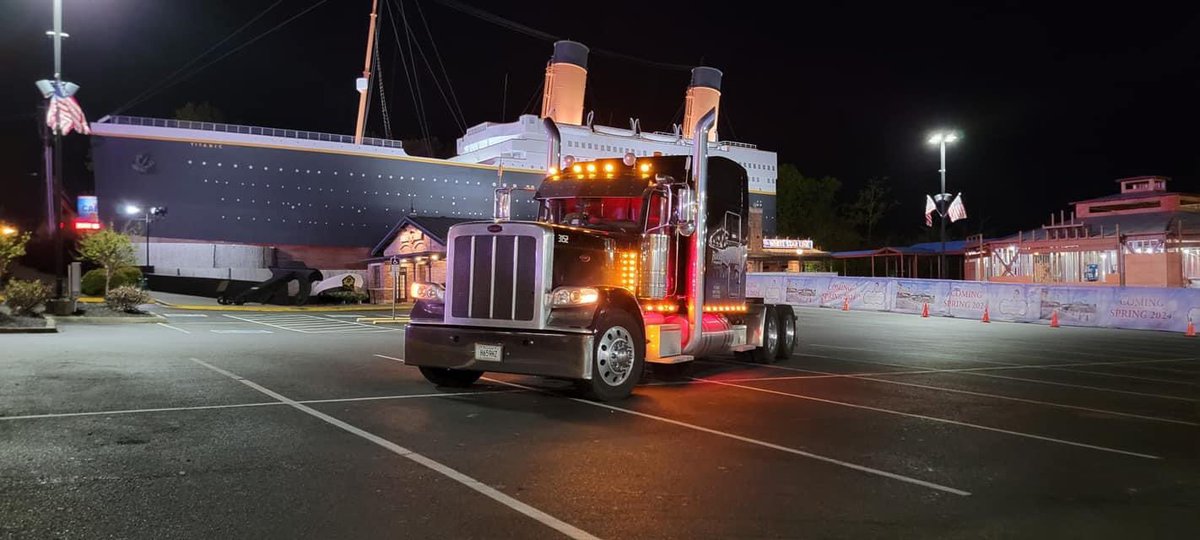 RoaneTransport's tweet photo. Roane Transportation x @titanic_museum!
#roane #titanic #gatlinburg #tennessee #trucking #peterbilt #flatbed https://t.co/tPX1nXr2vT
