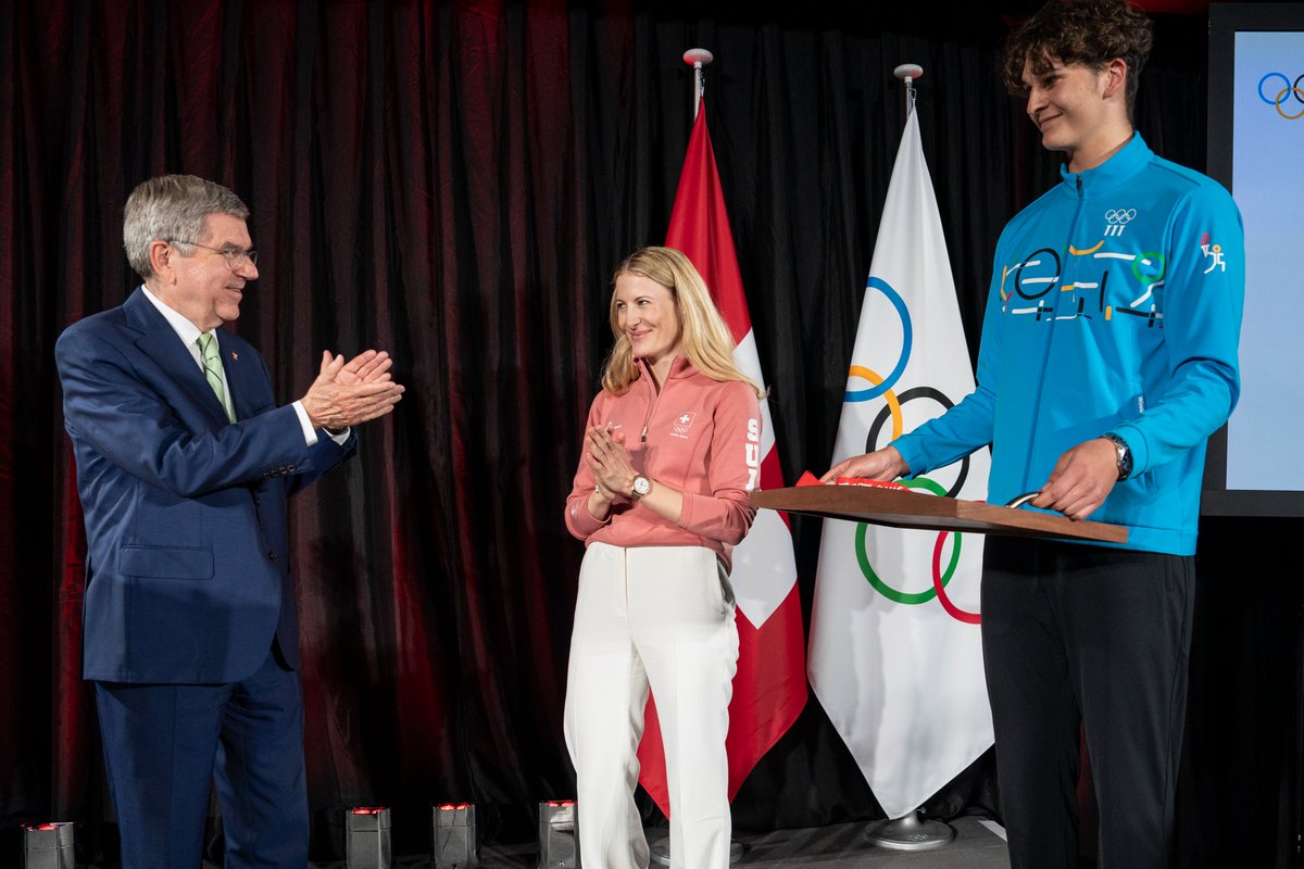 ChKlaue's tweet photo. Big crowd and an emotional moment today for Swiss ski crosser @SmithFanny at the @olympicmuseum in Lausanne, when she finally received her bronze medal from the Olympic Winter Games Beijing 2022 in front family and friends. Congratulations!
 
@swissteam https://t.co/ACukYwsJAn