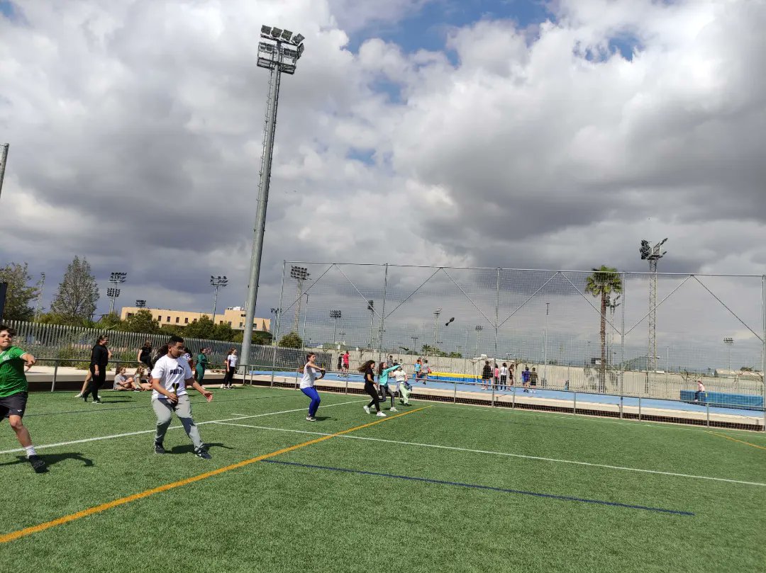 brochillop's tweet photo. *JORNADA ATLETISME AL CEM* 
Els alumnes de 1r i 2n ESO han gaudit practicant llançament, salt de llargada, salt d'alçada, sortides de tacos i relleus amb els monitors del Club Atletisme Vila-real. Moltes gràcies, @atvilareal! 
Som esport, som Broch i Llop! 💪 https://t.co/btJ5fhz4A1