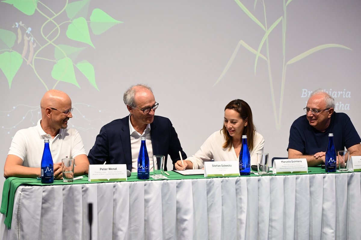 BiovIntCIAT_eng's tweet photo. 🤝The @CropTrust has signed a new long-term partnership agreement with the Alliance of @BiovIntCIAT_eng to secure the future of two globally important collections of crop diversity held in the #FutureSeeds genebank in Palmira, Colombia.
🌱🌎https://t.co/OFJffBCQcw https://t.co/MSjaaGHRCf