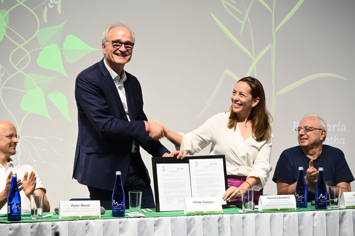 BiovIntCIAT_eng's tweet photo. 🤝The @CropTrust has signed a new long-term partnership agreement with the Alliance of @BiovIntCIAT_eng to secure the future of two globally important collections of crop diversity held in the #FutureSeeds genebank in Palmira, Colombia.
🌱🌎https://t.co/OFJffBCQcw https://t.co/MSjaaGHRCf