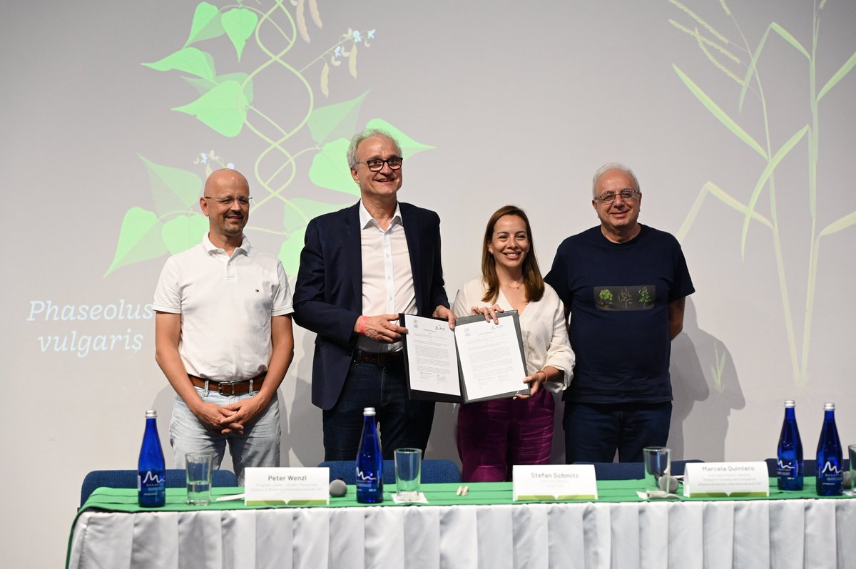 BiovIntCIAT_eng's tweet photo. 🤝The @CropTrust has signed a new long-term partnership agreement with the Alliance of @BiovIntCIAT_eng to secure the future of two globally important collections of crop diversity held in the #FutureSeeds genebank in Palmira, Colombia.
🌱🌎https://t.co/OFJffBCQcw https://t.co/MSjaaGHRCf