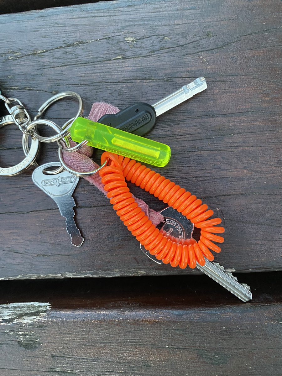 SebDance's tweet photo. Found keys 🔑 in #Rotherhithe #LowerRoad #SevenIslands #LostKeys - v distinctive keyring (not shown). Initials of owner on the key ring. Hopefully I can help reunite them with their rightful owner! https://t.co/vQTvcvZqD4