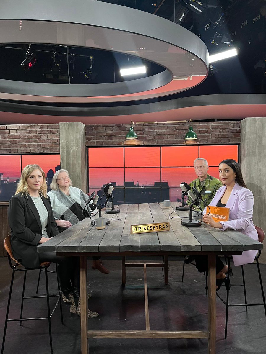 I studion: <a href="/annicaogren/">Annica Ögren</a> journalist som följt svenskarna sen 2014, @IngaNaslund Östeuropaexpert och Roger Djupsjö, major i Försvarsmakten som utbildat ukrainska soldater i Ukraina