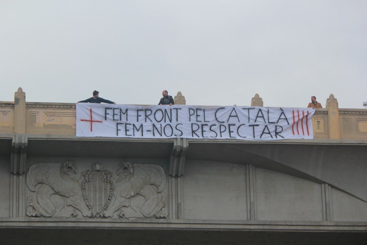 FNCBarcelona's tweet image. Aquesta tarda, uns quants militants han fet una acció al barri de Vallcarca en defensa de la llengua catalana.

#femFront pel català i per l’#EstatCatalà
#femnosRespectar
#CatalàÚnicaLlenguaOficial
#Municipals2023
#TornaElNacionalisme