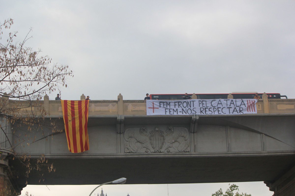 FNCBarcelona's tweet image. Aquesta tarda, uns quants militants han fet una acció al barri de Vallcarca en defensa de la llengua catalana.

#femFront pel català i per l’#EstatCatalà
#femnosRespectar
#CatalàÚnicaLlenguaOficial
#Municipals2023
#TornaElNacionalisme