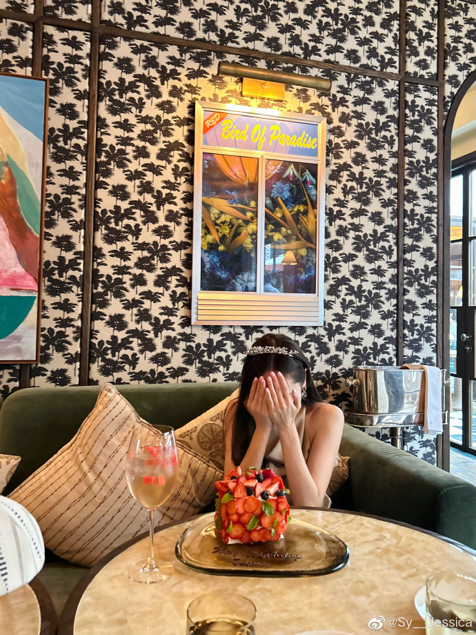 📲 𝐖𝐄𝐈𝐁𝐎 |  230418 @ JESSICA JUNG a posté une nouvelle publication.  

⧼  [SuperTopic] Yayy ♥️🎂🍓❣️🥂 Je suis accompagnée de tout le monde à chaque occasion spéciale🥰 Je vous aimes🌟 ⧽  

🔗 weibo.com/syjessica

#鄭秀妍 #JessicaJung